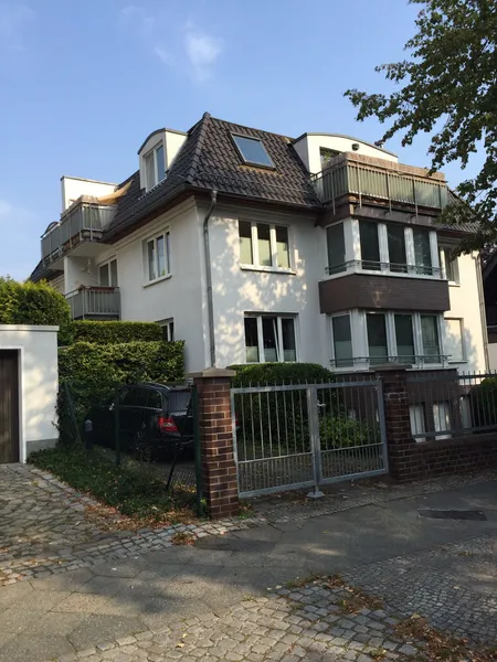 Helle 3 Zimmer Dachgeschosswohnung in moderner Stadtvilla in Lankwitz — photo 1
